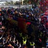 Mii de fani au sărbătorit pe străzi câştigarea titlului de către FC Barcelona